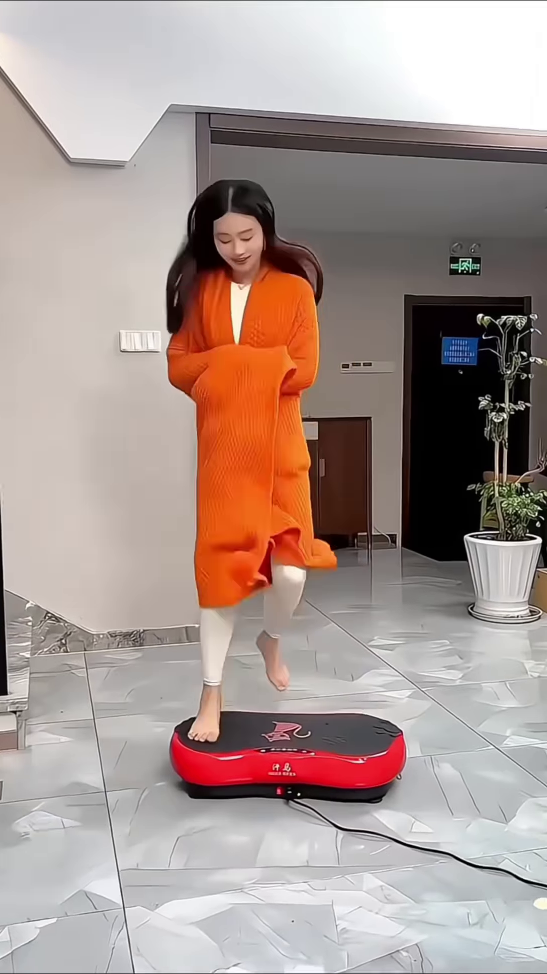 Compact Vibrating Fitness Platform for Home Cardio and Toning